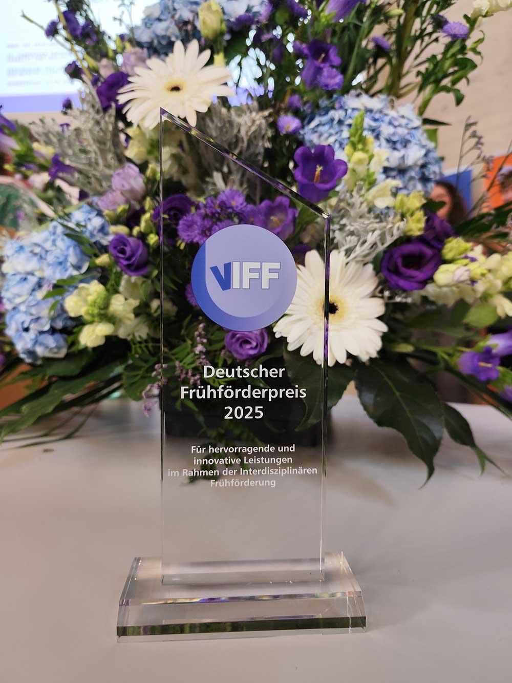 Der Pokal des Deutschen Frühförderpreis 2025 - Für hervorragende Leistungen im Rahmen der Interdisziplinären Frühförderung